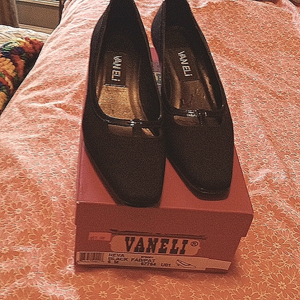 Vaneli pumps low heel